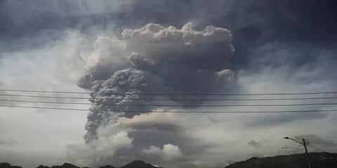 கரீபியன் தீவு: 40 ஆண்டுகளுக்குப் பிறகு வெடித்த எரிமலை - வானில் எழும்பிய கரும்புகை!