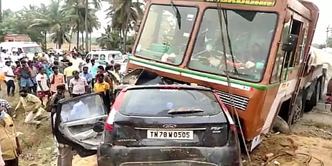 திருப்பூர்: 2 கார்கள் மீது லாரி மோதி விபத்து : ஒரே குடும்பத்தைச் சேர்ந்த 3 பேர் உயிரிழப்பு