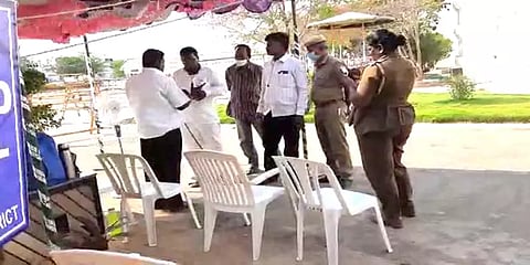 வாக்கு எண்ணும் மையத்தில் பெண் எஸ்.ஐயுடன் வாக்குவாதம்: திமுக பிரமுகர்கள் மீது வழக்குப்பதிவு