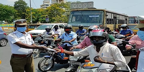 முகக்கவசம் அணியாத வாகன ஓட்டிகளை எச்சரித்து அனுப்பிய சென்னை போக்குவரத்து காவல்துறை