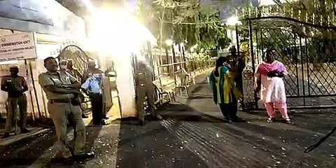 வாக்குப்பதிவு இயந்திரம் உள்ள பகுதியில் இருந்து கூட்டமாக வந்த ஆசிரியர்களால் சர்ச்சை