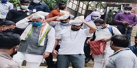 கேரள ஆளுநர் ஆரிப்முகமது கான் தனது மகனுடன் சபரிமலையில் தரிசனம்