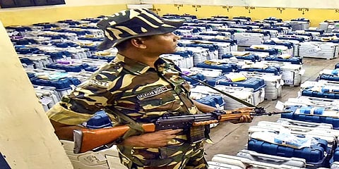 ஸ்ட்ராங் ரூம் பின்பகுதியை கண்காணிக்க கரூர் திமுக வேட்பாளர் கோரிக்கை