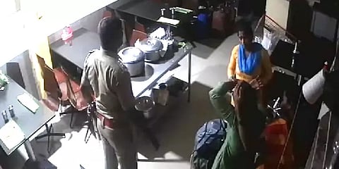 பெண்களை லத்தியால் தாக்கும் வீடியோ: எஸ்ஐ கட்டுப்பாட்டு அறைக்கு மாற்றம்