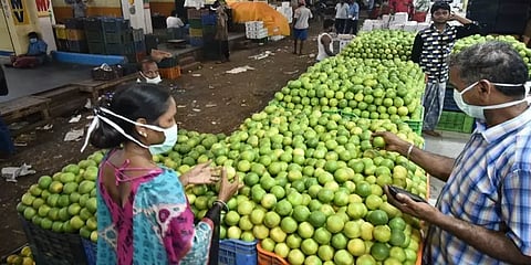 கொரோனா அச்சம்: கோயம்பேடு சந்தையில் சிறு கடைகள் சுழற்சி முறையில் செயல்படும் என அறிவிப்பு