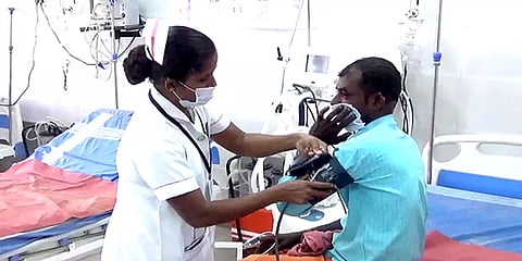 தகாத வார்த்தைகளால் பேசியவரை கண்டித்த நபரின் காதை கடித்து துப்பியதால் பரபரப்பு