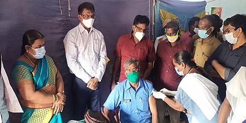 கொரோனா பரவல் எதிரொலி: தடுப்பூசி போட்டுக்கொள்ளும் போக்குவரத்துக் கழக தொழிலாளர்கள்