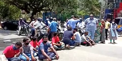 கோவை: கொரோனாவை காரணம் காட்டி தேநீர் கடைக்கு சீல்; ஊழியர்கள் சாலை மறியல்