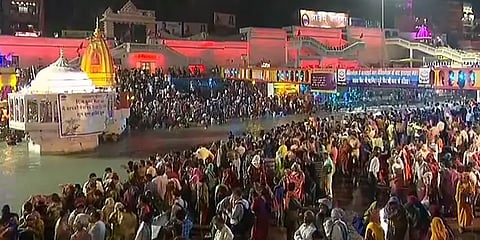 கும்பமேளா: கங்கையில் புனித நீராடல்... கொரோனா 'கவலை' அதிகரிப்பது ஏன்?