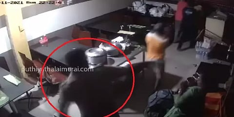 கோவை: ஓட்டலுக்குள் புகுந்து அத்துமீறி தாக்கிய விவகாரம்: எஸ்.ஐ முத்து பணியிடை நீக்கம்