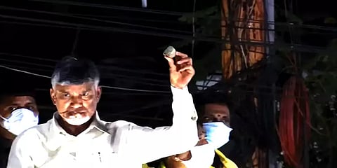 பரப்புரையில் கல் வீச்சு - ஒய்.எஸ்.ஆர். காங்., கட்சியை குற்றம் சாட்டும் சந்திரபாபு நாயுடு!