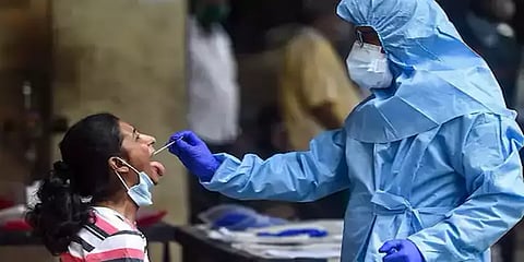 இந்தியாவில் ஒரேநாளில் கொரோனாவுக்கு 879 பேர் பலி