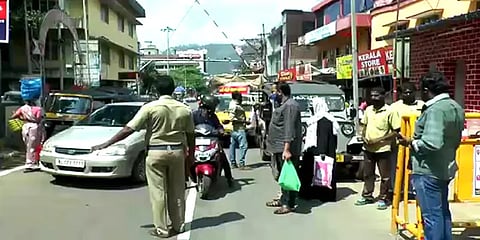 கேரளாவில் இருந்து தமிழகம் வர இ பாஸ் கட்டாயம்: எல்லையில் சோதனையை தீவிரப்படுத்தும் போலீசார்!