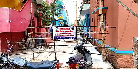 தேனி: ஒரே குடும்பத்தைச் சேர்ந்த 4 பேருக்கு கொரோனா; தெருவிற்கு சீல் வைத்த நகராட்சி