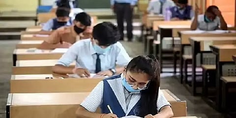 அதிதீவிரமாக பரவும் கொரோனா... நெருங்கும் சிபிஎஸ்இ பொதுத் தேர்வுகள் - முடிவுதான் என்ன?