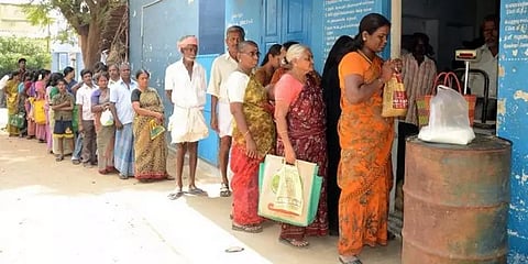ரேஷன் அட்டைதாரர்களுக்கு மண்ணெண்ணெய் அளவு குறைகிறது - தமிழக அரசு தகவல்