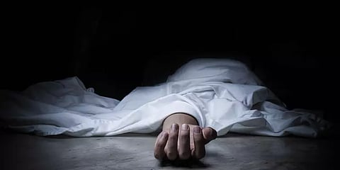 மருத்துவமனை வாசலில் உயிர்விட்ட கொரோனா நோயாளி.. மருத்துவர்கள் அலட்சியத்தால் நடந்ததாக புகார்