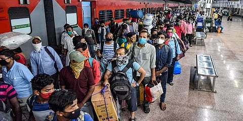 இன்றிரவு முதல் முழு ஊரடங்கு; மும்பையிலிருந்து சாரைசாரையாக வெளியேறும் தொழிலாளர்கள்!