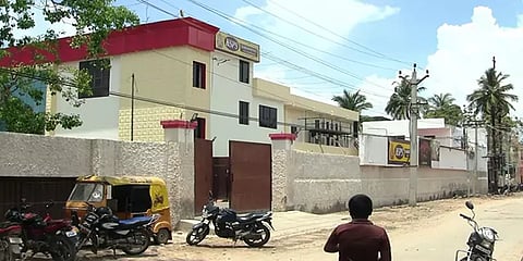 தூத்துக்குடி: தியேட்டரில் பெட்ரோல் குண்டு வீச்சு - மதுபோதை ஆசாமிகளுக்கு போலீஸ் வலைவீச்சு