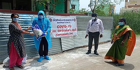 தனிமைப்படுத்தப்பட்டவர்களுக்கு அத்தியாவசிய பொருட்களை நேரில் வழங்கும் திருவேற்காடு நகராட்சி