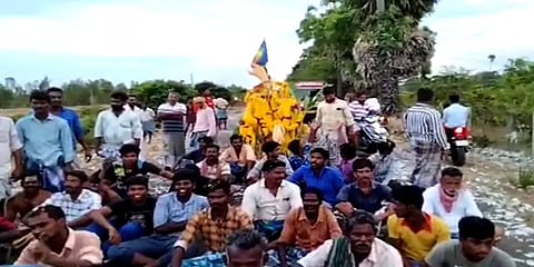 சீர்காழி: சுடுகாட்டுக்கு பாதை இல்லாததால்ஆபத்தான பக்கிங்காம் கால்வாயை கடந்து செல்லும் அவலம்