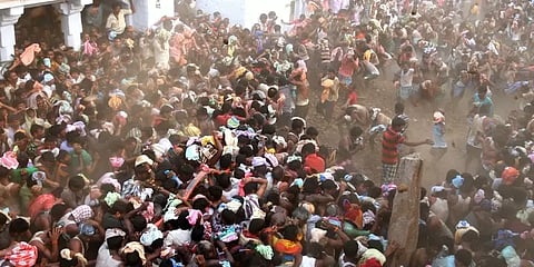 வரட்டியால் விரட்டி விரட்டி ஒருவரையொருவர் அடித்துக்கொள்ளும் வினோத பூஜை!