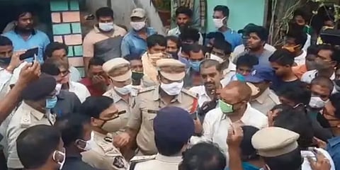 ஆந்திரா: பச்சிளம் குழந்தை உட்பட ஒரே குடும்பத்தைச் சேர்ந்த 6 பேர் வெட்டிக் கொலை!