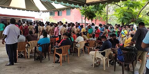 போக்குவரத்து போலீசாரின் தடுப்பூசி முகாமிலேயே காற்றில் பறந்த கொரோனா விதிமுறைகள்!