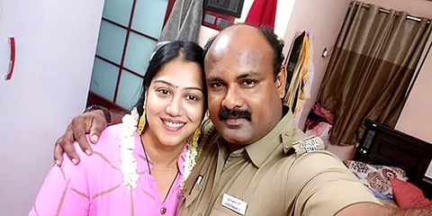 “என் கணவர் அடித்து துன்புறுத்துகிறார்” - சுந்தரா டிராவல்ஸ் கதாநாயகி போலீசில் புகார்