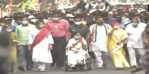 மேற்கு வங்கம்: கொல்கத்தாவில் பிரமாண்ட பேரணி நடத்திய மம்தா பானர்ஜி