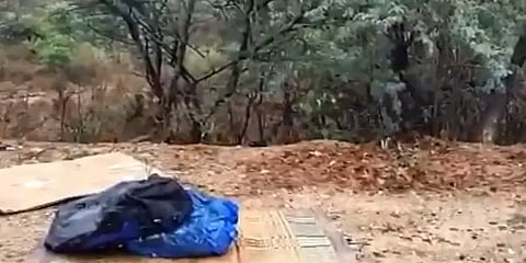 டிராவல் பேக்கில், காலில் இருந்து இடுப்புவரையிலான உடல் பாகம் - ஆந்திர போலீஸ் அதிர்ச்சி