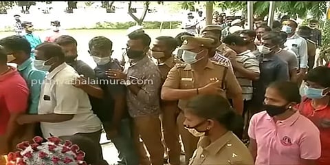 காவலர்களுக்கான தடுப்பூசி தடுப்பூசி முகாம்: காற்றில் பறந்த விதிகள்.. தனிமனித இடைவெளி எங்கே?