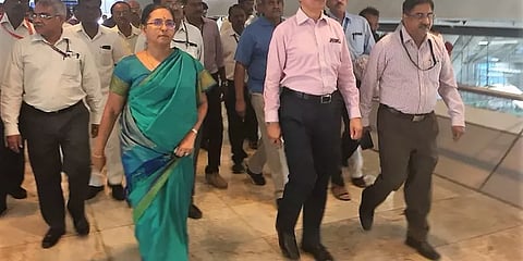 நிபுணத்துவம் இல்லாத அதிகாரிகளை தீர்ப்பாயங்களில் நியமிப்பதா? - உயர்நீதிமன்றம் அதிருப்தி