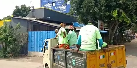 காஞ்சிபுரம்: குப்பை வண்டியில் தூய்மைப் பணியாளர்களை ஏற்றிச்செல்லும் அவலம்