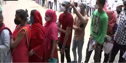 சத்தீஸ்கரில் ரெம்டெசிவிர் வாங்க வரிசையில் விடிய விடிய காத்திருக்கும் மக்கள்!