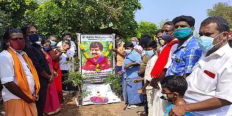 மதுரை: விவேக் மறைவு... மரக்கன்றுகள் வைத்து அஞ்சலி செலுத்திய இயற்கை ஆர்வலர்கள்