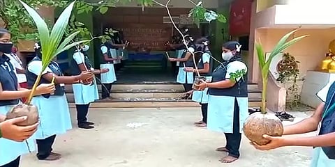 மரக்கன்று நட்டு விவேக்கின் லட்சியத்தை நிறைவேற்றுவோம்: உறுதிமொழி எடுத்த பள்ளி மாணவர்கள்