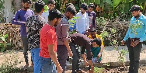 நடிகர் விவேக் நினைவாக 1 லட்சம் மரக்கன்றுகள் நடும் முயற்சியில் இறங்கிய விஜய் ரசிகர்கள்!