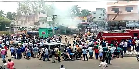 வேலூர்: பட்டாசு கடையில் ஏற்பட்ட தீ விபத்தில் 2 சிறுவர்கள் உட்பட 3 பேர் உயிரிழப்பு