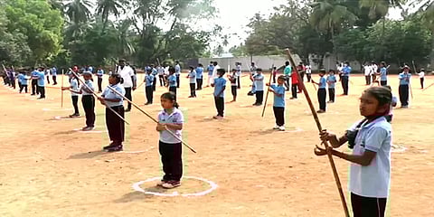 கொரோனா விழிப்புணர்வு: மாணவ மாணவிகள் தொடர்ந்து ஒருமணி நேரம் சிலம்பம் சுற்றி சாதனை