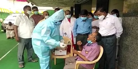 காஞ்சிபுரம்: கோயில்களில் முகாமிட்டு கொரோனா பரிசோதனை செய்யும் அதிகாரிகள்!