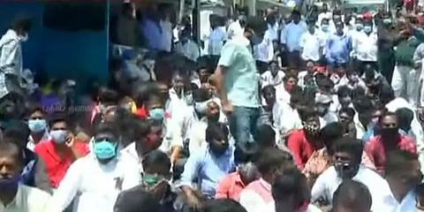 “சுற்றுலா பயணிகளுக்கு தடை விதிக்கக்கூடாது”- கொடைக்கானலில் ஏராளமானோர் போராட்டம்