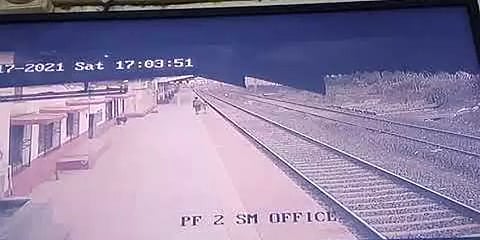 தண்டவாளத்தில் தவறி விழுந்த குழந்தை; நொடிப்பொழுதில் காப்பாற்றிய ரயில்வே ஊழியர்!