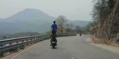 ஒகேனக்கல்: விபரீதம் அறியாமல் மலைப்பாதையில் சாகசம் செய்யும் இளைஞர்கள்!