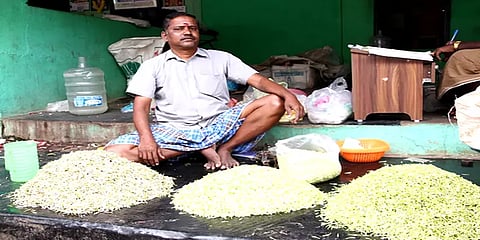 மதுரை: 2000 ரூபாய்க்கு விற்பனையான மல்லிகைப்பூ, இன்று ஒரு கிலோ ரூ.150க்கு விற்பனை