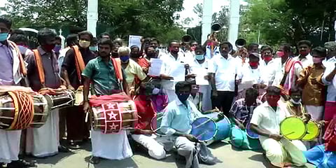 தேனி: சிறிய கோவில் திருவிழாக்களில் பங்கேற்க அனுமதி கோரி கிராமிய கலைஞர்கள் மனு