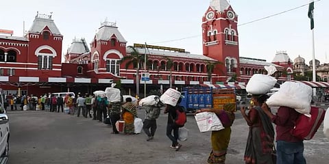 கொரோனா கட்டுப்பாடுகள் எதிரொலி: சொந்த ஊர்களுக்கு திரும்பும் வெளிமாநில தொழிலாளர்கள்!