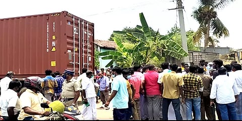 விருத்தாச்சலம்: வாக்கு எண்ணும் மையம் அருகே நின்ற கண்டெய்னர் லாரியால் பரபரப்பு