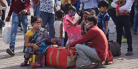 "கொரோனா அல்ல... பசிதான் பயம்!" - எந்த அரசையும் நம்பாத புலம்பெயர் தொழிலாளர்கள்