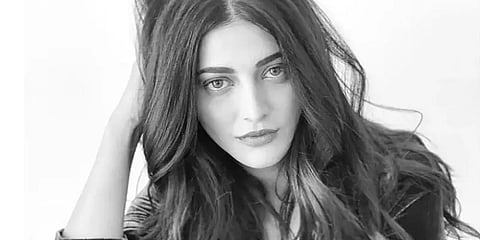 கொரோனா பேரிடர் காலத்தில் பிரபலங்களின் சுற்றுலா செல்ஃபி - கடுமையாக சாடும் ஸ்ருதிஹாசன்